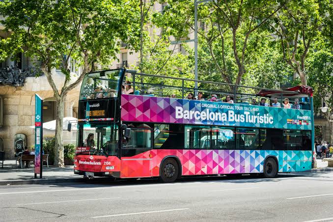 Bus turistico di Barcellona sul Passeig de Gràcia alberato: prenotare online costa meno che pagare a bordo