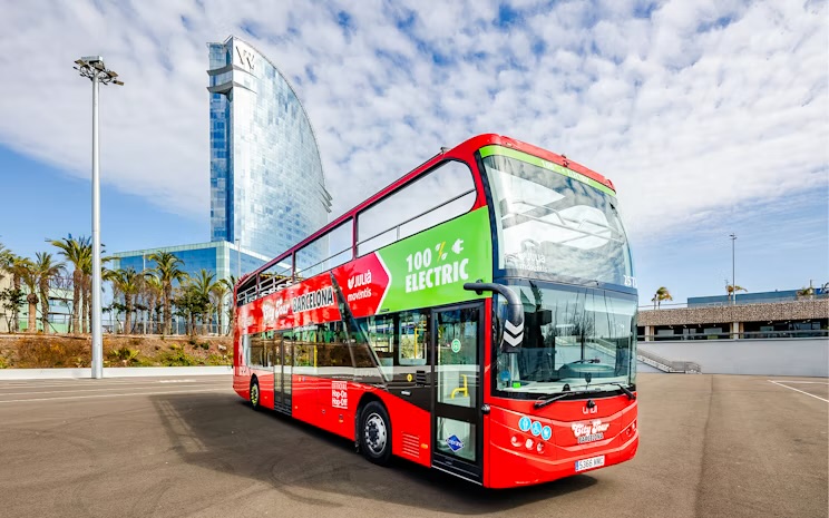 Moderno bus turístico eléctrico de Barcelona: las entradas móviles y el seguimiento en vivo sustituyen al papel