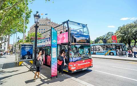 Bus turístico de Barcelona recogiendo pasajeros en la parada de Plaça de Catalunya